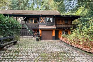 Charmante woonst op een buitengewone rustige locatie in een bosrijke omgeving op een perceel van 5.116m²! De pittoreske maar of te frissen...