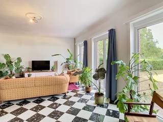 <p>Cette maison jumelée à louer près de Louvain offre un bel équilibre entre espace, confort et situation privilégiée. Implantée dans un quartier calme, elle convient parfaitement à une famille souhaitant profiter d'un environnement agréable tout en restant proche de toutes les facilités.</p><p>Dès l'entrée, le hall accueille les visiteurs avec des toilettes séparées. Il mène vers un séjour lumineux bénéficiant d'une belle luminosité naturelle et vers une cuisine fonctionnelle. Un garage intégré, une cave pratique ainsi que deux emplacements de parking privatifs devant la maison complètent le confort quotidien.</p><p>À l'étage, la maison propose quatre chambres offrant de nombreuses possibilités d'aménagement. La salle de bains est équipée d'une baignoire et d'une douche. Un second toilette séparé ainsi qu'un espace de rangement supplémentaire apportent un confort appréciable.</p><p>Les espaces extérieurs constituent un véritable atout avec un vaste jardin avant et un grand jardin arrière où vous pourrez profiter pleinement des beaux jours dans un environnement paisible.</p><p>La situation est particulièrement recherchée grâce à la proximité des commerces, des écoles, des transports en commun et des principaux axes de circulation vers Louvain et les environs.</p><p>Vous souhaitez découvrir cette maison familiale spacieuse à louer près de Louvain ? Contactez-nous pour organiser une visite.</p>