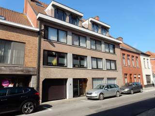 Instapklaar appartement in het centrum van TieltHet appartement bestaat uit een inkomhal met gastentoilet, een lichtrijke living met ingerichte open...