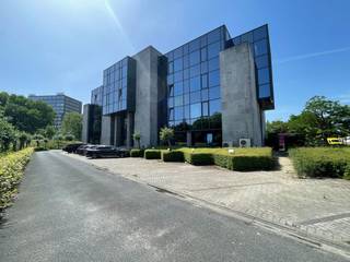 Uitstekend gelegen kantoorruimte van 738 m² te huur langs de N60, met een snelle verbinding naar de E40 op slechts 1 km afstand, evenals...