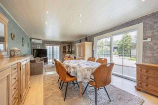 <p><strong><span>Vakantieverblijf met 1 slaapkamer op een perceel van 654m². </span>EPC E-label (474 kWh/m²). <br /></strong></p>
<p><strong>Ligging: </strong>Gelegen op een zeer rustige locatie in een doodlopende straat omringd door bosrijke omgeving. Verbindingswegen op enkele minuten te bereiken en vlakbij het centrum van Wechelderzande (lille). <br /><br /><strong></strong><strong></strong><strong>Indeling:<span> 0</span></strong>: inkomhal, leefruimte met open keuken, berging, badkamer, toilet, 1 slaapkamer.<strong><span> Buiten: </span></strong>Terras en tuin</p>
<p><strong>Beschrijving: </strong><span>Deze vakantiewoning is gelegen op een perceel van 654 m² in een groene en rustige omgeving. De woning werd doorheen de jaren gemoderniseerd en biedt een praktische indeling. </span><span>Via de inkomhal bereik je de leefruimte met open keuken. Verder omvat de woning één slaapkamer en een badkamer, uitgerust met een toilet, lavabomeubel en douche. Daarnaast is er een berging met aansluiting voor een wasmachine en droogkast. Buiten beschikt de woning over een ruime tuin met een praktisch tuinhuis, dat extra bergruimte biedt.</span></p>
<br />
<p>Een ideale plek voor wie op zoek is naar een tweede verblijf of gewoon wil genieten van rust en natuur.<br /><br /><strong>Vermeldingen inzake bijzondere infoplicht:</strong><span> </span>in aanvraag.<br /><br /><span>Graag wijzen wij u op de renovatieplicht voor gebouwen met een E of F EPC-label uiterlijk 6 jaar na aankoop te rekenen vanaf het verlijden van de notariële akte. Voor meer info kijk op de website van het Vlaams Energie- en Klimaatagentschap: </span>https://energiesparen.be/renovatieverplichting</p>
