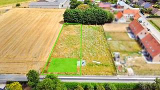 Op deze prachtige locatie in Amougies worden er <strong>2 percelen</strong> aangeboden beide geschikt voor een <strong>open bebouwing</strong>. Bouwt U hier binnenkort uw droomhuis die uitkijkt op de groene omgeving rondom het Kluisbos?<br /><strong>Geen bouwverplichting van toepassing!</strong><br /><br />De oppervlaktes van beide loten bedragen:<br />lot 1.     €179.900      →     1176 m²<br />lot 2.     €169.900      →     1311 m²<br /><br />Meer info? Contacteer Kyamo De Smet: 0479 06 13 71
