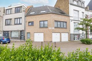 - Optimale lichtinval,- 3 volwaardige slaapkamers,- Inclusief 3 garageboxen,- Centrale, rustige ligging.Gesitueerd in een rustige woonwijk aan het...