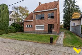 Deze te renoveren woning biedt tal van mogelijkheden. Ze is op het gelijkvloers onderverdeeld met inkomhal, lichtrijke leefruimte met aparte zit-...