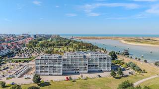 Lichtrijk appartement met één slaapkamer en ruime slaaphoek te koop in de rustig gelegen residentie Nautilus te Nieuwpoort gelegen langs de Dienstweg Havengeul en met open zicht op de vaargeul en het Maritiem park. Dit appartement geniet over een mooie breedte en groot schuifraam waardoor er een aangenaam lichtinval is de ganse dag door. Er is mogelijkheid tot het bij aankopen van een staanplaats. Bij deze goed onderhouden residentie kan je bovendien genieten van het verwarmde zwembad en het aangelegd tennisveld.<br /><br />Indeling:<br />- inkomhall (3m²)<br />- lichtrijke leefruimte (32m²) met keuken voorzien van koelkast met diepvriesvakje, keramische kookplaat, vaatwas, oven en spoelbak<br />- nachthall (3m²)<br />- slaapkamer (14m²) <br />- ruime slaaphoek (11m²)<br />- badkamer (4m²) met douche en lavabo met spiegelkast en aansluiting voor wasmachine<br />- berging<br />- ruim terras (13m²)<br /><br />Troeven:<br />- lichtrijk appartement met open zicht<br />- zongericht terras<br />- mogelijkheid tot bij aankopen van een staanplaats<br />- gemeenschappelijk verwarmd zwembad + tennisplein<br />- gemeenschappelijke fietsenberging<br />- elektrisch laden mogelijk<br />- hoofddak vernieuwd<br />- gunstig EPC<br /><br />Wenst u een bezoek te brengen aan dit appartement? Aarzel niet ons te contacteren!<br /><br />Bestuursmaatregelen in het maatregelenregister: nee