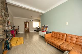 <p>Bent u op zoek naar een woning met veel opslagruimte, een praktische werkplaats of een combinatie van beide? Dan is deze woning met garage en aansluitend magazijn precies wat u zoekt.</p>
<p><strong>GELIJKVLOERS<br /></strong>Inkomhal 8m² op tegel.<br />Ruime woonkamer 35m² op laminaat met 2,9m hoge plafonds.<br />Keuken 11m² op tegel met keramische kookplaat, vaatwasser, oven, dubbele spoelbak en ontbijthoek.<br />Wasplaats 13m² op tegel met aansluiting voor wasmachine en droogkast.<br />De garage van 25m² beschikt over hoge plafonds, wat zorgt voor een ruimte gevoel en extra mogelijkheden voor stockage, hobby -of werkruimte.<br />Aansluitend bevindt zich een werkplaats van 41m², ideaal voor zelfstandigen of autoliefhebbers.</p>
<p>Kelder 20m² met toegang tot de kruipruimte.</p>
<p>Zonnige tuin van ca. 620m² met tuinberging.</p>
<p>1STE VERDIEPING<br />Overloop 10m² op laminaat met vaste trap naar de 2<sup>de</sup> verdieping.<br />Hoofdslaapkamer 16m² op laminaat met ingemaakte kasten.<br />Badkamer 12m² op tegel met ligbad, douche, dubbel lavabomeubel en toilet.<br />2de slaapkamer 15m² op laminaat.<br />3de slaapkamer 14m² op laminaat.</p>
<p>2DE VERDIEPING<br />De 2<sup>de</sup> verdieping op beton van ongeveer 70m² biedt tal van mogelijkheden en kan volledig naar eigen wens worden ingericht en opgedeeld worden in verschillende kamers.</p>
<p>BIJZONDERHEDEN<br />Deze woning valt onder de renovatieplicht. Binnen de 6 jaar na aankoop dient deze energetisch gerenoveerd te worden naar minstens een EPC score D.<br />De vermelde “bewoonbare oppervlakte” is gebaseerd op de “bruikbare vloeroppervlakte” zoals vermeld in het EPC.<br />Regenwaterput, plintverwarming, dubbele beglazing, houten schrijnwerk, pvc rolluiken.</p>
<p>POSITIEVE PUNTEN<br />Zonnige tuin<br />Hoge plafonds<br />Ideaal wonen/werken<br />Ruime garage met werkplaats<br />Veelzijdige 2<sup>de</sup> verdieping met tal van mogelijkheden.</p>