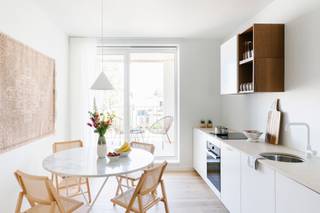 Op een boogscheut van het Marnixplein, gelegen op het hippe Zuid, bevindt zich dit prachtig gerenoveerde duplexappartement met twee slaapkamers in...