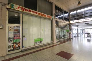 <p><span>Deze twee handelspanden liggen in het "Maasland Shopping center" te Maasmechelen-centrum en zijn daarmee de ideale locatie voor bijvoorbeeld een winkel, gescheiden kantoorruimtes, boetiek , enz.....<br /><br />Het linkse handelspand, voormalige slagerij, beslaat gelijkvloers +-52m² met een grote vitrine.</span></p><p><span>Op de eerste verdieping is er nog eens een bruikbare werkruimte van +-52m² met apart toilet.</span></p><p><span>Deze winkelruimte staat momenteel leeg, klaar voor eigen gebruik of nieuwe verhuur. </span></p><p><span> </span></p><p><span>Het rechtse handelspand, momenteel ingericht als vape-winkel, heeft dezelfde grootte.</span></p><p><span>Momenteel verhuurd sinds 2017 voor 600/maand!</span></p><p><span> </span></p><p><span>Omdat de panden naast elkaar liggen, is er de mogelijkheid om de twee ruimtes samen te voegen tot één grotere commerciële ruimte. Dit biedt extra flexibiliteit voor grotere winkels of een andere invulling die meer oppervlakte vereist. </span><span><br /><br />Deze panden zijn makkelijk bereikbaar en er is veel parkeergelegenheid in de buurt. <br /><br /></span></p><p><span>Een unieke kans voor ondernemers of investeerders! Neem contact op voor meer informatie of een bezichtiging:</span><span> 0484.35.70.31 of diana@jemar.be.<br /></span><span><br /><br /></span></p><p><span> </span></p>