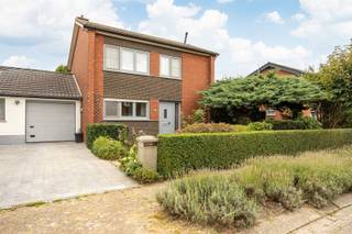 In een rustige woonwijk van Boechout vind je deze degelijk gebouwde maar te moderniseren woning met veel mogelijkheden. Dankzij de halfopen...