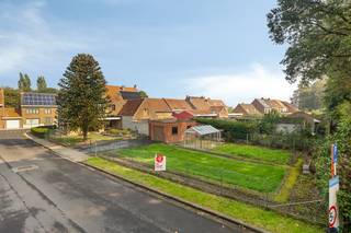 Ruim huis te koop in Elverdinge met vijf kamers en drie garages op een mooi stuk grond. Gelegen in de Vlamertingestraat 42 in de dorpskern op een boogscheut Ieper, Poperinge en Vlamertinge. De woning heeft twee gelijkvloerse slaapkamers en een gelijkvloerse badkamer wat gelijkvloers wonen mogelijk maakt. Ook interessant voor een vrij beroep door de indeling en het aantal kamers!<br />EPC verbetert drastisch bij het isoleren van het dak of de zoldervloer!<br /><br />INDELING<br />Gelijkvloerse verdieping: Inkomhal met apart toilet - zuidwest gerichte woonkamer met houthaard en aansluitende ruime leefkeuken, beide met toegang tot het terras en de tuin - gerenoveerde badkamer met inloopdouche - twee gelijkvloerse slaapkamers - ruime inpandige garage.<br /><br />Eerste verdieping: Twee ruime slaapkamers en ruimte voor een extra kamer mits het plaatsen van een extra wand in de royale nachthal - ruime zolder te bereiken via luik.<br /><br />Buiten: De woning beschikt verder nog over een leuke zuidgerichte tuin, twee externe garages en een leuke moestuin. <br /><br />TOEVEN<br />Centrale locatie <br />Vlot bereikbaar <br />Gelijvloers wonen mogelijk <br />Veel garage en parkeerruimte <br />Goede visibiliteit en indeling voor vrij beroep<br />CV op aardgas <br /><br /><br />Dit pand is onderworpen aan de renovatieverplichting van de Vlaamse overheid voor residentiële gebouwen (behoudens bij sloop binnen 5 jaar na de aankoop). Consulteer voor meer informatie de website van het Vlaams Energie- en Klimaatagentschap via https://www.vlaanderen.be/een-woning-kopen/renovatieverplichting-voor-residentiele-gebouwen<br /><br />Bestuursmaatregelen in het maatregelenregister: nee<br /><br />Deze AI-visualisaties zijn bedoeld als inspiratie. Er werd geen rekening gehouden met technische specificaties, stedenbouwkundige voorschriften of de concrete mogelijkheden tot realisatie.