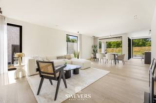 Voor meer info en foto’s, surf naar www.swevers.be – Deze instapklare BEN-woning in de Zwanenbergstraat 48, Paal, is een moderne open bebouwing uit 2025 met een bewoonbare oppervlakte van 218 m² en is gebouwd door Probus- Koopwoningen. De woning biedt een ruime inkomhal, lichtrijke leefruimte van 46 m², open keuken met centraal eiland, twee praktische bergingen en een extra kamer die ideaal is als bureau of gelijkvloerse slaapkamer. Op de verdieping bevinden zich drie ruime slaapkamers, een moderne badkamer met ligbad en inloopdouche, apart toilet en vloerverwarming in de badkamer. Er is geen kelder of zolder, maar voldoende opbergruimte dankzij de indeling en bergingen. Het perceel van 7 are is zuidwestelijk georiënteerd met een aangelegd terras (waarvan 13 m² overdekt) en tuin, klaar voor eigen afwerking. De woning beschikt over zonnepanelen, een warmtepomp, vloerverwarming, voorbereide airco-aansluiting, gordijnen en verlichting. De ligging is ideaal: dichtbij autosnelweg (150 m), openbaar vervoer (150 m), winkels, scholen en ontspanning. Grondwaarde: €160.000 (12% registratierechten), constructiewaarde: €339.000 (21% btw). Kortom, een energiezuinige, toekomstgerichte woning op toplocatie! Voor meer informatie, bel 011 255 155. Bron bewoonbare oppervlakte: EPC – verslag.