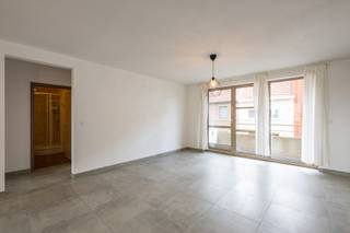 <div>Dit verzorgd en instapklaar appartement (2002) bevindt zich op de eerste verdieping van een goed onderhouden gebouw met lift, op een centrale ligging in Hemiksem. Op wandelafstand vindt u het vernieuwde en gezellige dorpsplein met speeltuin, winkels, scholen, openbaar vervoer en de wekelijkse markt.<br /><br /><strong>INDELING</strong></div>
<div>Inkomhal met apart gastentoilet<br />Ruime en lichtrijke leefruimte<br />Volledig uitgeruste keuken met ingebouwde toestellen<br />Praktische, ruime berging met een splinternieuwe cv-ketel (2026)</div>
<div>2 Volwaardige slaapkamers<br />Comfortabele badkamer met douche en lavabo</div>
<div>Aan de voorzijde van het appartement bevindt zich een terras.</div>
<div></div>
<div>De leefruimte en keuken werden recent volledig opnieuw geschilderd, waardoor het appartement onmiddellijk instapklaar is.<br /><br /><strong>POSITIEVE ASPECTEN<br /></strong>- Recent gebouw<br />- Instapklaar en onmiddellijk beschikbaar<br />- Nieuwe cv-ketel (februari 2026)<br />- Lift aanwezig<br />- Mogelijkheid tot het huren van een ondergrondse garage<br />- Lage gemeenschappelijke kosten: €110/maand (water inbegrepen)<br /><br />Let op: EPC attest bevat nog geen info over nieuwe ketel dus mogelijks betere waarden.<br /><br />Een ideaal appartement voor starters, gezinnen, alleenstaanden of investeerders die op zoek zijn naar een instapklare woonst op een uitstekende locatie.</div>