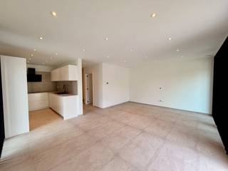 Cet appartement de nouvelle construction vous offre les dernières nouveautés en matière de qualité de vie dans un quartier dynamique et calme autour de la Stalenstraat à Genk. En tant que premier occupant, vous profiterez d'une maison toute neuve, entièrement prête à emménager, qui a été peinte par des professionnels et déjà équipée de rideaux élégants et d'un éclairage intégré.<br /><br />Lors de la construction, la priorité absolue a été accordée à la qualité et au confort. L'architecture élégante et la lumière naturelle abondante à travers les grandes fenêtres offrent une vue dégagée et une atmosphère très agréable. L'appartement est extrêmement économe en énergie, équipé de panneaux solaires et d'une installation moderne et durable qui garantit de faibles coûts énergétiques. Vous disposez également d'un espace extérieur privé, d'une luxueuse salle de bain avec douche à l'italienne et double vasque, et d'une cuisine moderne entièrement équipée avec des appareils encastrés de haute qualité tels qu'un lave-vaisselle, une plaque à induction, un four et un réfrigérateur. La technologie et la sécurité ont également été prises en compte grâce à une connexion par fibre optique active pour Internet haut débit, à une vidéosurveillance, à une sonnette vidéo et à un hall d'entrée sécurisé.<br /><br />Le prix de location comprend également une place de parking privée et un garage avec évier. Votre vélo est toujours en sécurité dans le hangar commun couvert et, en consultation avec le propriétaire, il est possible de discuter des animaux de compagnie pour en faire un véritable foyer.<br /><br />L'emplacement est excellent. À distance de marche, vous trouverez de nombreux magasins et équipements quotidiens, notamment Delhaize, Action, Kruidvat, Wara Shop, des magasins spécialisés locaux et un nouveau Lidl de l'autre côté de la rue. Pour la culture, la détente et la gastronomie, rendez-vous dans les cafés, les restaurants cosmopolites, la très animée Vennestraat ou le site culturel C-mine. Les amoureux de la nature pourront se rendre directement à pied ou à vélo dans l'idyllique vallée de Stiemer. Des écoles, des centres sportifs, des garderies, des médecins généralistes et des dentistes se trouvent également à proximité, tandis que l'hôpital du Limbourg oriental, le centre de Genk et les routes principales sont facilement accessibles.<br /><br />Disposition : <br /><br />rez de chaussée :<br /><br />- hall d'entrée<br />- salon <br />- cuisine ouverte<br />- terrasse avec jardin<br />- 2 débarras<br />- salle de nuit<br />- toilettes<br />- salle de bain<br />- 2 chambres<br /><br />Supplémentaire : <br />- Un garage<br />- Jardin communautaire <br /><br />Le moyen le plus rapide pour visiter cet appartement ? Demandez votre visite via le bouton rouge de notre site Web (www.dewaele.com).<br /><br />Les rendez-vous ne peuvent pas être pris par téléphone. Pour toute autre question, vous pouvez nous contacter par téléphone au 011 30 50 50.<br /><br />À bientôt !