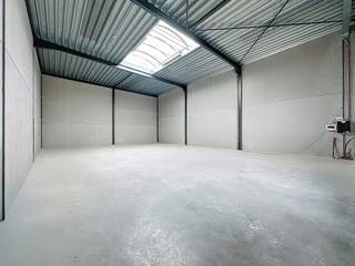 Unité PME à louer d'environ 217 m² sur le site de Reynaert à Vichte.Le local de stockage des coquillages a une hauteur libre de 6 mètres et est...