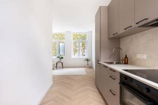 Op een fantastische en centrale locatie in Antwerpen, op het sfeervolle Falconplein, bevindt zich dit recent volledig gerenoveerde appartement in een kleinschalig gebouw. Dankzij de kleinschaligheid geniet je hier van een intieme sfeer en lage gemeenschappelijke kosten. Bij het betreden van het appartement valt onmiddellijk de overvloedige lichtinval op door de grote raampartijen, die bovendien een mooi groen zicht bieden op de bomen van het plein. De gehele woning is afgewerkt met een stijlvolle visgraatparketvloer die het interieur een warme en eigentijdse uitstraling geeft.<br /><br />De open keuken werd volledig vernieuwd. Deze is uitgerust met kwalitatieve inbouwtoestellen. Achteraan het appartement bevindt zich de stijlvol ingerichte badkamer, afgewerkt met een warme travertin-look wandbekleding. Hier vind je een ruime inloopdouche, een modern wit lavabomeubel met spiegel en een hangtoilet. Om het praktische comfort compleet te maken, is er in het appartement eveneens een handige plaats voorzien voor het aansluiten van een wasmachine.<br /><br />Ook op het vlak van energiezuinigheid en comfort is de woning helemaal klaar voor de toekomst. Het appartement is uitgerust met een efficiënte warmtepomp die de woning van verwarming voorziet, terwijl een geïnstalleerde airconditioning tijdens warme zomerdagen zorgt voor een aangename verkoeling.<br /><br />Wilt u dit instapklare appartement op een toplocatie in Antwerpen zelf ontdekken? Neem gerust contact op via 03 369 36 38 of mail naar info@goose.be.