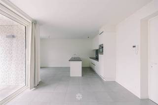 <p><span>GENT</span><span>- Instapklaar appartement met twee slaapkamers en zonnig terras nabij Gent Sint Pietersstation.</span></p><p><span> </span></p><p><span>Dit lichtrijke appartement met twee slaapkamers  is gelegen op de eerste verdieping van de residentie het Park, nabij het station van Gent-Sint Pieters.</span></p><p><span>De residentie werd gebouwd in 2017,  waarbij ingezet werd op energiezuinige technieken en een kwalitatieve afwerking. Dankzij de centrale ligging, het hedendaags comfort en de duurzame materialen biedt dit appartement een toekomstgerichte woonopportuniteit, zowel voor eigen bewoning als voor wie op zoek is naar een interessante investering.</span></p><p><span> </span></p><p><span>De belangrijkste troeven in een notendop: </span></p><ul><li><span>Volledig instapklaar</span></li><li><span>Ondergrondse autostaanplaats</span></li><li><span>Ideaal voor eigen bewoning of investering</span></li><li><span>Inclusief een ondergrondse kelderberging</span></li><li><span>Volledig geïnstalleerde keuken met alle comfort</span></li><li><span>Op wandelafstand van openbaar vervoer, studentencampussen, winkels en horeca</span></li><li><span>Kwalitatieve materialen</span></li><li><span>Zonnig zuidgeoriënteerd terras</span></li><li><span>EPC Label A</span></li></ul><p><span> </span></p><p><span>Indeling: </span></p><p><span>Living met open keuken (oven, dampkap, kookplaat, inbouwkoelkast, vaatwas), ruim terras, nachthal met de eerste slaapkamer, twee slaapkamer/ aparte bureauruimte, badkamer (ligbad/douche + lavabo), berging (met aansluiting voor wasmachine)</span></p><p><span> </span></p><p><span>Belangrijk: </span></p><p><span>Richtprijs: 350.000 EUR + 25.000 EUR (ondergrondse autostaanplaats)</span></p><p><span>EPC: 51 kWh/m² jaar (UC: 20260616-0003895070-RES-1)</span></p><p><span> </span></p><p><span>Benieuwd? Contacteer Axel Lenaerts makelaars voor meer info of een bezoek via <span>zoe@axellenaerts.be</span></span><span> of 09 245 24 24</span></p><p><span> </span></p>