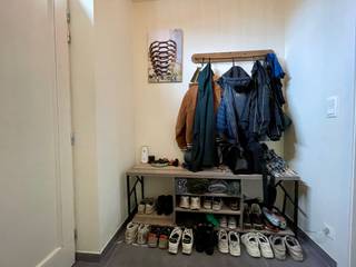 <p>Deze verzorgde en kwalitatief afgewerkte woning is rustig gelegen in een recente verkaveling en combineert een aangename woonomgeving met een praktische indeling en hedendaags wooncomfort.</p><p></p><p>De woning beschikt over een inkomhal met gastentoilet, die toegang geeft tot de ruime en lichtrijke leefruimte. Aansluitend bevindt zich de ingerichte keuken.</p><p>Op de eerste verdieping bevinden zich drie ruime slaapkamers, elk voorzien van een internetaansluiting en afgewerkt met een onderhoudsvriendelijke laminaatvloer. Daarnaast is er een praktische berging/wasplaats.</p><p>De woning beschikt bovendien over een geïsoleerde zolder, ideaal als extra bergruimte.</p><p>Een absolute troef is de aangename buitenruimte: vanuit de leefruimte en keuken is er rechtstreeks toegang tot het zonnige terras en de mooi aangelegde tuin, waar het heerlijk genieten is van rust en privacy.</p><p>De woning beschikt tevens over een garage, wat zorgt voor extra comfort en praktische opbergruimte.</p><p></p><p>Een ideale gezinswoning voor wie op zoek is naar comfort, ruimte en een aangename woonomgeving.</p><p></p><p>Huurprijs: 1250€/maand</p><p>Beschikbaar per 01/12/2026.</p><p></p><p>Interesse in deze woning? Een bezoek kan uitsluitend worden aangevraagd via onze website: www.vastgoeddevos.be/te-huur. Selecteer het pand en klik vervolgens op "Maak een afspraak".</p>