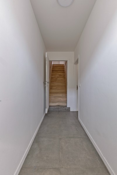 Volledig gerenoveerd, 1 slaapkamer appartement met terras en parkeerplaats TE KOOP in Beveren-Leie! - foto 2