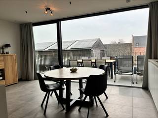 Ruim, eigentijds appartement met aangenaam zonneterras.Gelegen op de grens van Dikkelvenne en Meilegem. Winkels, bakker, beenhouwer,... in de buurt...