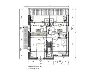 INDELING VAN DE WONING<br /><br />GELIJKVLOERS<br /><br />- Inkomhal- Gastentoilet- Leefruimte met open keuken- Trap naar boven- Inpandige garage/berging<br />EERSTE VERDIEP<br /><br />- Nachthal met zolderluik- Apart toilet- Badkamer- 3 slaapkamers<br />ZOLDERVERDIEP<br /><br />- Zolderruimte<br />Afbeeldingen zijn steeds illustratief en contractueel niet bindend.<br /><br />De koper heeft deels nog inspraak in de stijl en afwerking van de woning voor zover deze zaken niet werden vastgelegd door vergunning of bestelling van materialen.<br /><br />TIP: Hoe sneller U beslist in de bouwfase, des te meer inspraak U heeft in de keuze van materialen en/of afwerking.<br /><br />ECO-uitvoering dat voldoet aan strenge energienormen.<br /><br />- Zonnepanelen- Doorgedreven isolatie- Warmtepomp i.p.v. gas- Vloerverwarming- Ventilatie D- Max. E-peil = 30- Elektriciteitsaansluiting : 3 fasen
