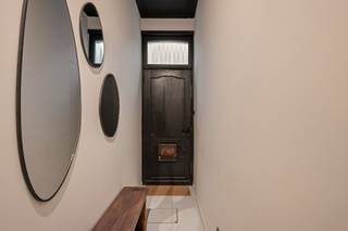 Ligging<br /><br />De woning is gelegen in een bruisende buurt van de stad Gent. Zowel met de fiets als te voet ben je meteen in het centrum van de stad.<br />In de onmiddellijke omgeving liggen er heel wat winkels, scholen, restaurants en mogelijkheden om te sporten. Het pand bevindt zich vlak aan het Muinkpark en op een boogscheut van het Zuidpark. Op vlak van openbaar vervoer bevindt u zich zeer goed (Mobiscore: 9,6) en u bevindt zich vlak aan de op- en afrit van de autostrade (E17, E40).<br /><br /><br />Beschrijving<br /><br />Binnenkomen doet u in de inkomhal die toegang verleend tot het gastentoilet, de kelder en de leefruimte. De leefruimte is lang gestrekt die via de mooie stalen deur uitkomt op de grote volledig uitgeruste keuken met extra berging. De keuken is voorzien van een grote lichtkoepel en een schuifraam om zoveel mogelijk licht in het pand te brengen. Via de keuken is er ook toegang tot het west-gerichte terras die ook is voorzien van een tuinhuis.<br /><br />Op het eerste verdiep bevindt zich de masterbedroom met ingemaakte kasten en de badkamer. Deze badkamer is voorzien van dubbele lavabo, inloopdouche en een tweede toilet. Op de tweede verdieping volgen de tweede en derde slaapkamer, op het derde verdiep de vierde slaapkamer. Deze laatste slaapkamer is ook voorzien van ingemaakte kasten en van een eigen lavabo en ligbad.<br /><br />Een unieke kans om luxueus en rustig in het centrum van de stad Gent te wonen.<br /><br />Wenst u dit pareltje te bezoeken? Contacteer Mathieu: 0474/74.64.04