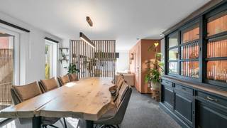 <p>In de Herestraat 114 te Zonhoven vinden we deze ruime en verzorgde woning op een mooi perceel van <span>651,57 m²</span><span>. Gelegen in het populaire Zonhoven geniet u hier van een aangename woonomgeving met een uitstekende bereikbaarheid en alle voorzieningen binnen handbereik.</span></p>
<p>Met een bewoonbare oppervlakte van <span>200 m²</span><span> biedt deze woning heel wat ruimte voor gezinnen. De praktische indeling omvat maar liefst </span><span>4 slaapkamers</span><span> en </span><span>2 badkamers</span><span>, waardoor comfort en privacy gegarandeerd zijn.<br /><br />De woning beschikt bovendien over een extra ruimte die momenteel als slaapkamer wordt benut. Dankzij de flexibele indeling kan deze ruimte eveneens perfect worden ingericht als bureau of hobbyruimte, afgestemd op uw woonwensen.<br /></span></p>
<p>De leefruimtes zijn aangenaam ingericht en bieden voldoende mogelijkheden voor gezellige familiemomenten. Dankzij de aanwezige ruimte kan deze woning perfect meegroeien met uw gezin.</p>
<p>Ook op energetisch vlak scoort deze eigendom goed. De woning beschikt over een <span>EPC-label C</span><span>, waardoor er geen bijkomende energetische renovatieverplichting geldt. De woning is uitgerust met zonnepanelen, wat bijdraagt aan een lagere energiefactuur en een duurzamer energieverbruik. I</span><span>n de winter kan er verwarmd worden met stookolie of een gezellige pelletkachel, in de zomer biedt de airco voldoende verkoeling. </span></p>
<p>De ligging is één van de grote troeven. Zonhoven staat bekend om zijn groene omgeving, mooie natuurgebieden en aangename woonkwaliteit. Tegelijk zijn winkels, scholen, horeca en belangrijke verbindingswegen vlot bereikbaar.</p>
<p>Een ideale woning voor wie op zoek is naar ruimte, comfort en een uitstekende ligging.</p>
<p>Locatie: Herestraat 114, 3530 Zonhoven</p>
<p>Interesse of een bezoek plannen? Contacteer <span><b>Lieselotte</b></span><span> via <span><b>0493 56 87 30</b></span>.</span></p>
<p><b>We Invest Demervallei</b><span><br /></span><span><i>Vastgoed Anders Bekeken</i></span></p>