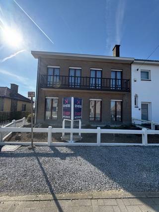 <strong>TE KOOP - Sint-Martens-Lennik</strong> - Halfopen bebouwing - Gezinswoning met strategische ligging en een <strong>prachtige tuin van 11a40ca</strong> met open zicht op de velden.  Steeds goed onderhouden en stevige constructie. <br /><br />Gelijkvloersverdieping met een inkomhal, woonkamer met zithoek en open haard, ingerichte keuken met eethoek, gastentoilet en aanpalende veranda. <br />Eerste verdieping met <strong>4 slaapkamers</strong>, een toilet, nachthal en badkamer met douche, ligbad en wastafel.<br /><br /><strong>Zolderverdieping</strong> die volledig ingericht kan worden en een <strong>kelder</strong> met extra bergruimte.<br /><br /><strong>Garage en parkeerplaats</strong> naast de woning. Zonneterras en aangelegde tuin met 2 tuinhuizen. <br /><br />Verwarming op gas. Elektriciteit niet conform. Stedenbouwkundige inlichtingen in aanvraag. <br /><br /><strong>Geen renovatieverplichting - EPC label D </strong>- score 343 kWh (m<sup>2 </sup>jaar) - referentie 20260320-0003829207-RES-1<br /><br />Interesse? Aarzel niet en vraag nu je bezoek aan via info@dehenauvastgoed.be of bel op 0473 36 48 23. 