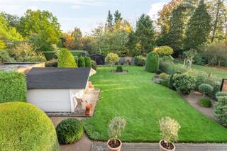 <p>Gelegen op een centrale en rustige locatie tussen de Hoge en Lage Kaart, op wandelafstand van Kattekesberg en Brusselse Bossen.</p><p>Indeling:<br />inkomhal, ruime leefkamer vooraan op parketvloer met sierhaard, keuken met toegangsdeur naar terras, inpandige garage met gastentoilet.<br />V1: 3 ruime slaapkamers op parketvloer (elk ca. 20m2), badkamer met ligbad, dubbele lavabo en extra toilet, bergkamer/naaikamer.<br />Vierde kamer (ca. 20m2) op tapijt toegankelijk via vlizotrap in garage. Vanuit deze kamer is er tevens toegang tot de zolderverdieping.<br />Zeer verzorgde tuin met twee tuinhuizen, terrassen en zonnetent.</p><p>Extra's:<br />- EPC 607 kWh/m2 - label F (renovatieplicht)<br />- niet asbestveilig<br />- CV-ketel op stookolie<br />- (elektrische) rolluiken<br />- alarmsysteem<br />- grotendeels onderkelderd (kelder/kruipruimte)</p><p>Info/bezoek: 03/283 83 00 - noord@sinjoor.be</p>