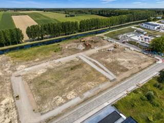 <strong><u>WERKEN ZIJN GESTART - REEDS 40 % VERKOCHT!!</u></strong> <br /><br />Dit nieuw te ontwikkelen KMO-project omvat <strong>16 moderne KMO-units</strong> met oppervlaktes van <strong>235 tot 426 m²</strong>, die desgewenst <strong>samengevoegd kunnen worden tot grotere entiteiten</strong>. Het project is gelegen in <strong>Moerbeke</strong>, op slechts <strong>4 km van de E34-verbinding Antwerpen – Zelzate – Maldegem – Knokke</strong>, en geniet van een uitstekende bereikbaarheid.<br />Elke loods wordt uitgevoerd met hoogwaardige materialen.<br /><br />De constructie bestaat uit een <strong>staalstructuur met betonnen wanden en sandwichpanelen</strong>, een <strong>polybetonvloer</strong>, een <strong>automatische sectionaalpoort</strong> en een <strong>lichtstraat</strong> voor natuurlijke lichtinval. De nutsvoorzieningen zoals <strong>elektriciteit, stadswater en internetbekabeling</strong> worden tot in de unit binnengebracht. Daarnaast is elke unit voorzien van een <strong>regenwaterput van 5.000 liter</strong>, zijn <strong>afvoeren voor een toilet</strong> voorzien en worden de <strong>brandvoorzieningen deels door de verkoper aangelegd</strong>. De <strong>binnenhoogte bedraagt ca. 6,8 tot 7 meter</strong>.<br />De site biedt bovendien <strong>uitstekende toegankelijkheid en ruime manoeuvreermogelijkheden</strong>.<br /><br /><strong>Unit B3</strong>
<ul>
<li><span>oppervlakte: <strong>ca. 249 m²</strong></span></li>
<li><span>prijs: <strong>€ 362.000</strong></span></li>
<li><span>exclusief <strong>2 privatieve parkeerplaatsen </strong>aan 5.000 €/parkeerplaats en nutsvoorzieningen</span></li>
</ul>
<strong>Meer info</strong> via e-mail of telefonisch op <strong>0475 32 51 89</strong>.