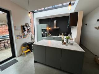 Ontdek deze grotendeels gerenoveerde woning in het charmante Zoutleeuw, waar licht, ruimte en karakter samenkomen.Deze eigendom combineert een modern...