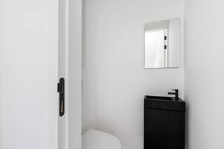 Modern appartement in een nieuwbouwproject met centrale ligging in Grimbergen.<br /><br />Dit stijlvolle appartement maakt deel uit van een nieuwbouwproject met 11 appartementen en combineert hedendaags wooncomfort met een uitstekende ligging in Grimbergen. Dankzij de mogelijkheid tot aankoop aan 6% btw vormt dit een interessante opportuniteit voor zowel eigen bewoning als investering. Het appartement beschikt over een doordachte indeling met veel aandacht voor licht en leefruimte. Bovendien zorgen de privatieve terrassen en tuinen samen met de ruime gemeenschappelijke tuin voor een aangename buitenbeleving. De centrale ligging biedt een vlotte verbinding naar winkels, openbaar vervoer en belangrijke invalswegen.<br /><br />Belangrijkste ruimtes:<br />• Lichtrijke woonkamer met open leefruimte en toegang tot het terras<br />• Open keuken met moderne indeling en praktische aansluitingen<br />• 3 slaapkamers met ruimte voor gezin, hobby of thuiswerk<br />• Terras en/of privatieve tuin voor extra buitenruimte<br />• Ruime gemeenschappelijke tuin toegankelijk voor bewoners<br /><br />Troeven:<br />• Nieuwbouwproject met 11 moderne appartementen<br />• Mogelijkheid tot aankoop aan 6% btw<br />• Centrale ligging met terrassen, tuinen en gemeenschappelijke tuin<br /><br />Neem vandaag nog contact op met je ERA-makelaar voor meer informatie of een bezoek.<br /><br />JOUW DROOMAPPARTEMENT. ZO GEVONDEN!