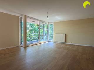 <p><span>Uitstekend gelegen in de Deurnestraat te Mortsel, vinden we dit prachtig en energiezuinig appartement met terras en unieke parktuin! Het openbaar vervoer en tal van winkels zijn vlakbij gelegen. Ook alle belangrijke toegangswegen naar Antwerpen zijn vlot te bereiken. </span></p><p><span>Het appartement ligt aan de achterzijde van het gebouw met zicht op groen!</span></p><p><span> </span></p><p><span>Indeling:</span></p><p><span>We komen binnen in een ruime inkomhal die toegang biedt tot de verschillende ruimtes van het appartement.</span></p><p><span>De lichtrijke woonkamer biedt een prachtig uitzicht op de gemeenschappelijke parktuin van het gebouw. Dankzij het grote schuifraam heb je rechtstreeks toegang tot het overdekte terras een ideale plek om in alle rust te genieten van het groen rondom! Er is geen buitenzonwering, maar de prachtige loofbomen beschermen tegen de hitte.</span></p><p><span> </span></p><p><span>De open, volledig geïnstalleerde keuken is uitgerust met alle nodige toestellen en biedt bovendien veel bergruimte. Aansluitend bevindt zich een praktische berging met aansluitingen voor wasmachine en droogkast.</span></p><p><span>Via de inkomhal bereiken we verder twee slaapkamers en een aangename badkamer, uitgerust met een lavabomeubel, spiegelkast en ligbad.</span></p><p><span>Het gastentoilet met handenwasser is apart en bevindt zich eveneens in de inkomhal.</span></p><p><span> </span></p><p><span>Tenslotte beschikt het appartement op de ondergrondse verdieping nog over een handige kelderberging én een autostaanplaats welke verplicht mee te huren is aan €50/maand.  </span></p><p><span> </span></p><p><span>Nuttige informatie:</span></p><ul><li><span>Maandelijkse kosten bedragen €170 (provisie water, minuterie, poetsen gang, lift, syndicus, onderhoud tuin,...) </span></li><li><span>Huurwaarborg: 3 maanden</span></li><li><span>Plaatsbeschrijving: €225 (per partij)</span></li><li><span>Onmiddellijk beschikbaar! </span></li><li><span>EPC: 151 kWh/m²</span></li></ul><p><span> </span></p><p><span>Boek nu zelf ONLINE uw afspraak in. Surf naar het betreffende eigendom op onze website www.habicom.be en klik op de roze knop 'PLAN EEN BEZOEK'. </span></p><p><span>Kies het moment dat u het beste uitkomt, vul de gevraagde contactgegevens in en klik nadien op verzenden om te bevestigen.</span></p><p><span> </span></p>
