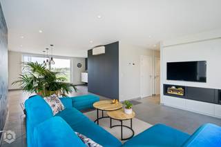 Op een absolute toplocatie, op wandelafstand van het bruisende centrum van Peulis, bevindt zich dit hoogwaardige en energiezuinige penthouse. Winkels, scholen en het openbaar vervoer liggen allemaal binnen handbereik. Met een bewoonbare oppervlakte van 121 m², twee volwaardige slaapkamers, een uitmuntende energiescore (EPC A) en een indrukwekkend terras van maar liefst 115 m², biedt deze eigendom een unieke combinatie van comfort, ruimte en klasse.<br /><br />Via de inkomhal op de tweede verdieping, uitgerust met vestiaire en een apart gastentoilet, betreedt u het appartement. De riante, lichtrijke leefruimte biedt alle vrijheid voor de inrichting van een sfeervolle zithoek met gashaard en een elegante eethoek. Hét absolute toonbeeld van luxe is het rondom gelegen terras van 115 m², waar u van 's ochtends tot 's avonds volop van de zon geniet. De eetruimte sluit naadloos aan op de hoogwaardig afgewerkte keuken, die voorzien is van kwalitatieve, hoogwaardige inbouwtoestellen en een aanpalende, praktische berging. De discrete nachthal leidt naar de twee comfortabele slaapkamers en de stijlvolle badkamer, uitgerust met een inloopdouche en een dubbel wastafelmeubel.<br /><br />Buiten heeft u toegang tot de fraai aangelegde gemeenschappelijke tuin. Als kers op de taart beschikt het gebouw ondergronds over een exclusieve gemeenschappelijke fitnessruimte. In de vraagprijs is reeds één ondergrondse autostaanplaats met bijhorende berging inbegrepen, de aankoop van een tweede staanplaats met berging is mogelijk.<br /><br />Dit penthouse is uiterst hoogwaardig uitgerust met onder meer airconditioning, een ventilatiesysteem, maatkasten en een droom van een keuken. De uitstekende EPC-score maakt dit eigentijdse plaatje compleet.<br /><br />Een zeldzame opportuniteit voor wie op zoek is naar een lichtrijk, instapklaar penthouse met een riant terras in Putte. Neem voor meer informatie of een bezoek contact met ons op via 0472 82 80 66 of info@boonstravastgoed.be.<br /><br />Bijzonderheden:<br />- Twee volwaardige slaapkamers<br />- Uitstekende energiescore (EPC Label A)<br />- Inclusief autostaanplaats met berging (tweede verplicht aan te kopen)