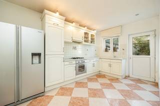 <p><span>Ruime gezinswoning met drie slaapkamers en groot terras op toplocatie in Mechelen</span></p><p><span> </span></p><p><span>Deze charmante woning in de Caputsteenstraat combineert een praktische indeling met drie volwaardige slaapkamers, een leuke stadstuin en een gunstig EPC-label B. Bovendien geniet je hier van een uitstekende ligging, met winkels, scholen, openbaar vervoer en het bruisende centrum van Mechelen binnen handbereik. </span></p><p><span> </span></p><p><span>Via de inkomhal komt u binnen in de ruime en lichtrijke leefruimte. Door de grote oppervlakte combineert u een aparte woon- en eetkamer met een open gevoel. Aansluitend vinden we de volledig geïnstalleerde keuken die tevens toegang biedt tot een zonnige buitenruimte. Verder vinden we op de gelijkvloerse verdieping ook de badkamer met een ligbad. Op de eerste verdieping zijn al twee ruime slaapkamers. De tweede verdieping biedt een grote derde slaapkamer en een aparte badkamer met douche en toilet. Een praktische extra als groot pluspunt voor gezinnen.</span></p><p><span> </span></p><p><span>Indeling:</span></p><p><span>Gelijkvloers</span></p><p><span>-Woonkamer</span></p><p><span>-Eetkamer</span></p><p><span>-Keuken</span></p><p><span>-Badkamer</span></p><p><span> </span></p><p><span>Eerste verdieping</span></p><p><span>-Twee volwaardige slaapkamers</span></p><p><span> </span></p><p><span>Tweede verdieping</span></p><p><span>-Slaapkamer 3</span></p><p><span>-Badkamer met toilet</span></p><p><span> </span></p><p><span>Troeven</span></p><p><span>-Centrale ligging</span></p><p><span>-Gunstige EPC B</span></p><p><span>-Extra douchekamer</span></p><p><span> </span></p><p><span>Ben jij geïnteresseerd in deze woning met terras in Mechelen, ben je op zoek naar ander vastgoed of wens je de waarde van jouw eigendom te kennen? Dan ben je bij BOLT immo aan het juiste adres! Wij helpen jou graag verder.</span><span> </span></p>