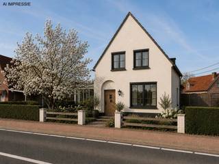 PLUSPUNTEN:<br />+ perceeloppervlakte: 1.040 m²<br />+ bewoonbare oppervlakte: 198 m²<br />+ 3 slaapkamers<br />+ aangename tuinkamer/veranda<br />+ charmante woning met veel potentieel<br />+ zeer ruime garage met ruimte voor meerdere auto’s en veel mogelijkheden<br />+ vlotte bereikbaarheid<br />+ dichtbij Nederlandse grens<br /><br />ALGEMEEN:<br />Op een vlot bereikbare locatie in Hamont-Achel bevindt zich deze karaktervolle gezinswoning met tal van mogelijkheden. Dankzij de centrale ligging geniet u hier van een uitstekende verbinding naar omliggende gemeenten en voorzieningen, wat deze woning bijzonder interessant maakt voor wie bereikbaarheid belangrijk vindt.<br /><br />De woning, gebouwd in 1936, beschikt over een bewoonbare oppervlakte van 198 m² en vormt de ideale basis voor wie op zoek is naar een ruime gezinswoning die nog naar eigen smaak kan worden opgefrist. Met drie volwaardige slaapkamers, een aangename leefruimte en een functionele indeling zijn er heel wat mogelijkheden om deze woning volledig naar hedendaagse normen te brengen.<br /><br />Met zijn karaktervolle uitstraling, stevige structuur en gunstige ligging is dit pand een uitstekende opportuniteit voor zowel gezinnen als renovatieprojecten.<br /><br />Kortom, een interessante gezinswoning met veel mogelijkheden op een goed bereikbare locatie, ideaal voor wie op zoek is naar een project met toekomst.<br /><br />FINANCIERING:<br />Een succesvolle vastgoedtransactie begint met een goede voorbereiding. Wij adviseren kandidaat-kopers om hun financiële mogelijkheden tijdig in kaart te brengen, zodat zij met de nodige zekerheid en vertrouwen kunnen handelen wanneer de juiste opportuniteit zich aandient.<br /><br />VERKOPEN OF VERHUREN MET EEN STRATEGISCHE AANPAK?<br />Dankzij het vertrouwen van onze klanten en onze sterke marktpositie zijn wij voortdurend op zoek naar kwalitatieve eigendommen. Overweegt u te verkopen of te verhuren? Ontdek vrijblijvend onze persoonlijke aanpak en hoe wij uw eigendom optimaal positioneren om de juiste doelgroep te bereiken.<br /><br />ALS EERSTE OP DE HOOGTE VAN NIEUW AANBOD:<br />De beste eigendommen worden vaak gevonden vóór ze breed beschikbaar zijn. Schrijf u vrijblijvend in via onze website en ontvang nieuw aanbod dat aansluit bij uw wensen en zoekcriteria.<br /><br />UW VASTGOED, ONZE EXPERTISE:<br />Elke eigendom verdient een persoonlijke strategie. Met een combinatie van marktkennis, professionele presentatie, actieve klantenbenadering en een sterk netwerk begeleiden wij onze klanten naar een succesvol resultaat.<br /><br />PERSOONLIJKE SERVICE, PROFESSIONELE BEGELEIDING:<br />Een vastgoedbeslissing vraagt een doordachte aanpak. Ons ervaren team staat klaar om u persoonlijk te adviseren en te begeleiden bij elke stap. Contacteer ons via +32 89 87 03 67 of via info@immosign-plus.be.