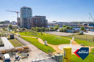 Op de hoek van de Victorialaan en de Fortstraat verrijst residentie Arcade, een luxueus woonproject met tijdloze architectuur. Dankzij de elegante vormgeving en stijlvolle verspringingen straalt dit gebouw pure klasse uit. Vanuit uw appartement geniet u van een adembenemend uitzicht op CentralPark@Sea, een unieke troef die elke dag opnieuw voor een instant vakantiegevoel zorgt. Dit appartement op de vierde verdieping beschikt over twee ruime slaapkamers en werd afgewerkt met kwaliteitsvolle materialen, wat garant staat voor een hoge afwerkingsgraad en een instapklare woonervaring. Daarnaast beschikt het gebouw over een gemeenschappelijke fietsenberging, wat zorgt voor extra comfort en gemak. Laat u verleiden door de combinatie van stijlvol wonen en ultiem wooncomfort. Contacteer ons vandaag nog voor meer informatie of een bezoek aan deze exclusieve wooneenheid. Verkoop onder btw stelsel.