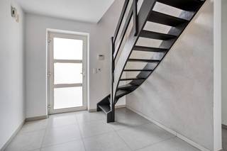 Deze instapklare villa is gelegen in een doodlopende straat, wat zorgt voor een veilige en kindvriendelijke omgeving. De ligging is bijzonder gunstig met een school op slechts tweehonderd meter afstand en alle lokale voorzieningen zoals een bakker en slagerij op vierhonderd meter.<br /><br />Bij binnenkomst betreed je de hal, waar zich een toilet bevindt en de trap naar de bovenverdieping. Vanuit de hal loop je door naar de leefruimte met een volledig uitgeruste moderne open keuken. De keuken biedt toegang tot de berging en de inpandige garage, terwijl de leefruimte directe verbinding heeft met het terras en de tuin.<br /><br />Op de bovenverdieping bevinden zich drie gunstige slaapkamers, een bureau en een moderne badkamer.<br /><br />De slaapkamers zijn voorzien van airconditioning, wat zorgt voor optimaal comfort tijdens warme dagen.<br /><br />Verder beschikt de woning over zonnepanelen met een terugdraaiende teller, een ventilatiesysteem D en een gunstig EPC-label A, wat garant staat voor energiezuinig wonen.<br /><br />Naast de inpandige garage biedt de oprit ruimte voor het parkeren van twee auto’s.<br /><br />De tuin is volledig omheind en voorzien van een tuinhuis alsook een automatisch sproeisysteem.<br /><br />Deze woning combineert een moderne, comfortabele leefomgeving met een uitstekende ligging en energiezuinige voorzieningen, waardoor ze de ideale keuze is voor gezinnen en professionals.<br /><br />Contacteer ons nu voor een bezoek ter plaatse en laat u aangenaam verrassen!