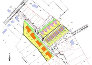 Bouwgrond van 4a 17ca voor half-open bebouwing in nieuwe verkaveling gelegen in het binnengebied tussen de Hofstraat en de Kerkmansstraat.<br /><br />Beknopte bouwvoorschriften:<br />- bouwdiepte: maximaal zoals aangeduid op het verkavelingsplan, maximum bouwdiepte op verdieping is gelijk aan het gelijkvloers<br />- bouwbreedte: maximaal zoals aangeduid op het verkavelingsplan<br />- bouwhoogte: maximum 2 bouwlagen<br />- enkel plat dak is toegestaan, dakrandhoogte maximum 7m<br />- gevelmateriaal: enkel duurzame en esthetisch verantwoorde materialen zijn toegelaten<br />- voortuin: verhardingen worden tot een minimum beperkt en zoveel als mogelijk aangelegd in waterdoorlatende materialen<br />- achtertuin: verhardingen worden tot een minimum beperkt en aangelegd in waterdoorlatende materialen. Enkel een terras van max. 20m² kan aangelegd worden in niet-waterdoorlatende materialen. Een tuinberging met een maximum oppervlak van 9m² is toegelaten.<br />- bewonersparkeren dient op eigen terrein te worden georganiseerd in de vorm van inpandige garage of niet-overdekt parkeren<br />- De zone aangeduid met 'groenscherm' moet verplicht aangelegd worden met een dubbele rij groenblijvende haag.