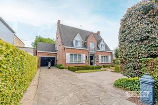 Op een ruim en bijzonder rustig perceel van 1.041 m² treffen we deze royale villa.<br /><br />De woning beschikt over een bijzonder aantrekkelijke indeling met royale leefruimtes, vier volwaardige slaapkamers en verschillende bijkomende ruimtes die tal van mogelijkheden bieden. Dankzij de zolderverdieping bestaat er bovendien de mogelijkheid om bijkomende kamers te creëren.<br /><br />Bij het betreden van de woning wordt u verwelkomd in een ruime inkomhal met vestiaire. Verder bevindt zich op het gelijkvloers een afzonderlijke bureauruimte, ideaal als thuiswerkplek of hobbyruimte. De ruime leefruimte geniet van een aangenaam zicht op de tuin en sluit rechtstreeks aan op de keuken. Daarnaast beschikt de woning over een afzonderlijke eetplaats en een badkamer op het gelijkvloers.<br /><br />Op de eerste verdieping leidt de nachthal naar vier slaapkamers en een afzonderlijk toilet. De zolder biedt daarnaast nog interessant uitbreidings en opbergpotentieel.<br /><br />Ook praktisch is deze villa bijzonder sterk. Zo beschikt de woning over een ruime garage voor twee wagens, aangevuld met een royale oprit en een voortuin.<br /><br />Achteraan het perceel ontvouwt zich een magnifieke en bijzonder ruime tuin, waar rust en privacy centraal staan. Dankzij de ligging van het perceel geniet u hier van een uitzonderlijk gevoel van rust en ruimte, volledig weg van de drukte.<br /><br />