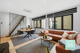 <h1><span>Charmante, instapklare stadswoning met ruime garage in hartje Mechelen</span></h1><p><span>Wonen in het bruisende centrum van Mechelen, met alle comfort binnen handbereik? Deze recent gerenoveerde stadswoning combineert een uitstekende ligging met verrassend veel ruimte.</span></p><p><span>De lichtrijke leefruimte en volledig uitgeruste keuken vormen het gezellige hart van de woning. Verder beschikt u over 2 ruime slaapkamers, een moderne badkamer en een extra kamer op het gelijkvloers die perfect kan dienen als bureau, hobbyruimte of derde slaapkamer.</span></p><p><span>Ook buiten is het aangenaam vertoeven in het gezellige stadstuintje, ideaal om te ontspannen na een drukke dag.</span></p><p><span>De absolute troef van deze woning is zonder twijfel de uitzonderlijk ruime inpandige garage, een echte meerwaarde in het stadscentrum.</span></p><p><span>Gelegen op wandelafstand van winkels, scholen, openbaar vervoer en horeca, met een vlotte verbinding naar Antwerpen, Brussel en Leuven.</span></p><p><span>Interesse? Contacteer ons voor meer informatie of een bezoek via <span>info@demakelaardij.be</span></span><span> of 015/20.20.82.</span></p>