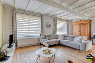 <strong>Charmante hoevewoning aan de stadsrand van Bilzen – Merem 33.</strong><br /><br />Deze karaktervolle langegevelhoeve geniet van een landelijke, rustige ligging op slechts enkele minuten van het centrum van Bilzen.<br />Alle dagelijkse voorzieningen, winkels en verbindingswegen zijn vlot bereikbaar, waardoor je hier de perfecte combinatie vindt van rust en wooncomfort.<br /><br />De hoeve bevindt zich op een ruim perceel van 26a 85ca en omvat een woonhuis, een voormalige toegangspoort naar de binnenkoer, twee stallingen en een achtergelegen, volledig omheinde weide.<br />De woning beschikt over een bewoonbare oppervlakte van 151m² en telt 3 slaapkamers. De zolderverdieping van 108m² biedt bovendien een mooie mogelijkheid tot het creëren van extra woonruimte.<br /><br />Binnenkomen doe je via de zijdelingse inkomhal, die toegang geeft tot de ingerichte keuken en de bijzonder gezellige leefruimte met zit- en eethoek.<br />De combinatie van parketvloeren en plafonds met zichtbare houten balken creëert een warme, authentieke landelijke sfeer. Vanuit de eetkamer geniet je van een aangenaam zicht op de binnenkoer.<br />De hal met gastentoilet leidt verder naar het overdekte terras, de badkamer met douche, dubbele wastafel en nachttoilet, evenals naar de drie slaapkamers.<br />Op deze verdieping bevindt zich tevens een ruime berging aan de voorzijde, die eenvoudig kan worden ingericht als inpandige garage. Via deze ruimte bereik je ook de zolderverdieping, die potentieel biedt voor bijkomende woon- of hobbyruimte. Daarnaast is er nog een kleine voorraadkelder aanwezig.<br /><br />De woning is uitgerust met dubbele beglazing, rolluiken en 10 zonnepanelen.<br /><br />De aanpalende stalling (28m²) en de grote buitenstalling (49m²) bieden veelzijdige mogelijkheden, ideaal voor wie extra opslagruimte, hobbyruimte of dierenverblijven wenst. De achterliggende weide maakt het plaatje compleet.<br /><br />Troeven van deze hoevewoning zijn:<br />- Authentieke langegevelhoeve met twee stallingen en weide<br />- Rustige, landelijke ligging nabij het centrum van Bilzen<br />- Potentieel voor uitbreiding op de zolderverdieping<br />- Uitstekend onderhouden<br />- Voorzien van 10 zonnepanelen<br /><br /><br />Voor meer info of een bezoek ter plaatse, contacteer ons op 0473 79 29 30 of mail naar luc@vestio.com<br /><br /><br /><br /> 
