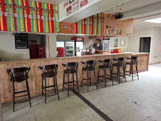 Handelspand met woonst te Geel bestaande op de gelijkvloerse verdieping uit een commerciële ruimte met toog , sanitair en bergingen (+/-162m²).Op de...