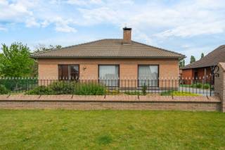 PLUSPUNTEN:+ 3 slaapkamers+ Rustige omgeving+ Gelijkvloers wonen+ Vlotte bereikbaarheidHoewel deze open bebouwing gelegen is in een rustige...