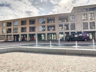 Deze commerciële ruimte is gelegen op het Suikerplein van de Suikerpark site te Veurne. Diverse invullingen zijn mogelijk.De oppervlakte van de ruimte bedraagt 97 m².De ruimte wordt verder afgewerkt in samenspraak met de huurder.Verhuring onder BTW.Zoekt u commerciële ruimte te huur te Veurne, laat niet na ons te contacteren!