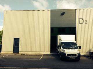 Centraal gelegen in Winkelomheide, vlakbij de ring van Geel bevindt zich dit ruime (232 m²) magazijn met 2 bijhorende parkeerplaatsen. De op- en...