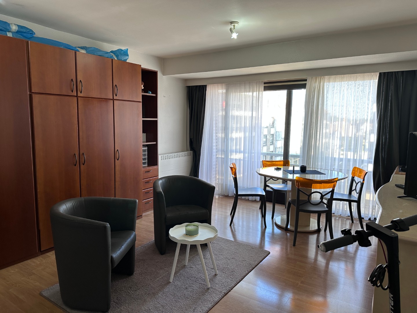 Gemeubelde studio te huur gelegen in het centrum van Knokke op de Lippenslaan. - photo 2