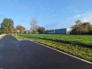 Danneels biedt zes bouwgronden te koop aan, vrij van bouwverplichting, in een centraal gelegen nieuwe woonwijk in het mooie dorpje Testelt bij Scherpenheuvel-Zichem.<br /><br />Deze bouwgronden hebben een mooie oppervlakte van 4 à 6 are en zijn bestemd voor open bebouwing. Je kiest zelf wanneer je hier gaat bouwen en met welke bouwpartner(s) je gaat samenwerken. <br /><br />In het landelijke Testelt geniet je volop van het groen en heb je toch alle voorzieningen bij de hand. De nieuwe woonwijk is centraal gelegen en je vindt er kinderopvang en de gemeentelijke basisschool naast de deur. <br /><br />Testelt is goed gelegen ten opzichte van Antwerpen, Turnhout en Hasselt en is een ideale woonlocatie voor wie op zoek is naar een betaalbare en toch goed bereikbare omgeving.