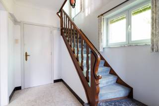 In een rustige kleine straat, op minder dan 1km van het centrum van Kruishoutem, bevindt zich deze karaktervolle woning op een mooi perceel van 865m2. De woning met bijgebouwen werden opgericht in 1960, het resultaat is een robuuste bouw met een mooie ruime en lichtrijke indeling van de leefruimtes en kamers. Gezien de ouderdom dient de woning aangepast te worden naar de hedendaagse comfortnormen, maar een goede basis is reeds aanwezig. Door de breedte aan de straatkant bestaat ook de mogelijkheid om de woning eventueel nog een stuk uit te breiden met een behoud van het zicht op de tuin en de grote boom die de zijtuin siert. Beneden is er een grote inkomhal met trap, leefruimte met een eet- en zithoek en veel raampartijen, een keuken, een droge kelder en een berging met aparte badkamer. Boven is er een open nachthal met 3 mooie slaapkamers en ruimte voor een badkamer. Het bijgebouw bestaat uit enkele stallingen voor opslag. De tuin beschikt over veel volwassen struiken en planten en kan nog naar eigen wens aangekleed worden. Een zeer charmant renovatieproject met veel potentieel. Meer info: 0485/321.842!