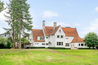 Deze karaktervolle villa, ontworpen door architect Luc Vierin, bevindt zich op een uitzonderlijk domein van maar liefst 1,33 hectare. De woning ademt ruimte, licht en privacy, met royale leefruimtes en een tijdloze architectuur. Hier woon je omringd door groen met een prachtig uitzicht op de tuin en vijver.<br /><br />Mits opfrissing, biedt de woning een unieke kans om uw droomwoning te creëren op een toplocatie met vlotte bereikbaarheid. Authentieke elementen en het sterke architecturale karakter vormen de ideale basis voor een stijlvolle herinterpretatie naar hedendaags comfort.<br />Binnenin word je verwelkomd in een ruime inkomhal die leidt naar een lichtrijke living, aangevuld met een aparte biljart- of speelzaal en een gezellige eetplaats. De keuken met bijkeuken biedt tal van mogelijkheden. Verder beschikt de woning over vijf volwaardige slaapkamers, twee badkamers en twee douchekamers. Ook aan bergruimte geen gebrek, met kelder, zolder en dubbele garage.<br />Buiten strekt zich een prachtig aangelegde tuin uit met vijver en bos.<br /><br />Kortom, een zeldzame opportuniteit voor wie op zoek is naar ruimte, karakter en potentieel.