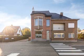 <p><span>Ben je op zoek naar een <strong>charmante woning met karakter,</strong> veel ruimte en een fijne tuin? Dan is deze halfopen woning aan de Hoogboomsteenweg 163 in Kapellen absoluut het ontdekken waard.</span></p>
<p><span>De woning dateert uit de jaren '30 en werd in <strong>2023 grotendeels gerenoveerd.</strong> Daarbij bleef de authentieke uitstraling van de woning behouden, terwijl er tegelijkertijd flink werd geïnvesteerd in comfort en energiezuinigheid. Met een bewoonbare oppervlakte van ca. 175 m² is er bovendien verrassend veel ruimte voor een gezin, thuiswerkplek of praktijk aan huis.</span></p>
<p><span>Bij binnenkomst kom je in de inkomhal, die toegang geeft tot de leefruimte, keuken en kelder. De gezellige leefruimte is afgewerkt met parket en beschikt over een open haard.</span></p>
<p><span>De verzorgde keuken uit 2011 is voorzien van een granieten werkblad, vitrokeramische kookplaat, dubbele spoelbak, koelkast, vaatwasser en combi-oven. Aansluitend bevindt zich op het gelijkvloers een badkamer met ruim ligbad, toilet en lavabomeubel. </span></p>
<p><span>Een bijzondere troef bevindt zich achteraan de woning. Via een aparte toegang bereik je een extra slaapkamer die ook uitstekend gebruikt kan worden als praktijkruimte, kantoor of ruimte voor een inwonend gezinslid. Deze ruimte beschikt over een eigen badkamer met douche, lavabo en toilet en een kleine wasplaats. Hierdoor kun je wonen en werken heel eenvoudig van elkaar scheiden.</span></p>
<p><span>Op de eerste verdieping bevinden zich 2 volwaardige slaapkamers. Daarnaast is er een kleinere kamer, momenteel zonder deur, die gebruikt kan worden als bijvoorbeeld bureau, kinder- of logeerkamer. Op deze verdieping is tevens een apart toilet aanwezig. Een verdieping hoger vind je nog een ruime slaapkamer en een praktische berging waarin ook de cv-ketel is ondergebracht. </span><span></span><span>Ook buiten heeft deze woning veel te bieden. De fraai aangelegde achtertuin is zuidoost georiënteerd en bestaat uit een combinatie van gazon en verharding. Direct aan de woning bevindt zich een terras dat gedeeltelijk overdekt is.</span></p>
<p><span>Achteraan staat een aparte garage met aansluitende tuinkamer. De tuinkamer is mooi afgewerkt en beschikt over een glazen pui, waardoor hier een heerlijke extra plek is gecreëerd om van de tuin te genieten. Er is parkeergelegenheid voor één wagen achter de woning en één wagen in de garage. De garage is bereikbaar via een servitudeweg. </span></p>
<p><span>Ook op energetisch vlak scoort de woning goed. Ze beschikt over EPC-label B met een energiescore van 172 kWh/m². Er zijn 12 zonnepanelen met thuisbatterij aanwezig. De woning heeft volledig dubbele beglazing, muur- en dakisolatie en het dak werd in 2023 vernieuwd. De verwarming gebeurt op gas via een HR-ketel uit 2023, waarbij de radiatoren afzonderlijk regelbaar zijn via een slimme thermostaat. </span></p>
<p><span>Kortom: een charmante en grotendeels gerenoveerde woning die authentieke elementen combineert met hedendaags wooncomfort. Dankzij de 4 slaapkamers, extra multifunctionele kamer, 2 badkamers, energiezuinige voorzieningen, garage en verzorgde tuin biedt deze woning bijzonder veel mogelijkheden.</span></p>
<p><span>Een fijne gezinswoning met karakter, ruimte en een verrassend veelzijdige indeling, gelegen in Kapellen.</span></p>
<p><strong></strong></p>
<p><strong>Meer informatie? </strong></p>
<p><strong>www.hoogboomsteenweg163.be</strong></p>
<p><br /><strong>Bezoekmoment 18 oktober tussen 10u en 12u op afspraak via mail of telefoon.</strong><br /><strong>Timmy Janssens</strong><br /><strong>0479690629</strong><br /><strong>janssens--timmy@hotmail.com</strong></p>